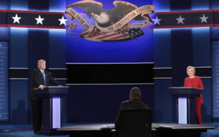 9月26日距離2016美國大選還有43天。美東晚9點，川普與希拉里首場電視辯論會在紐約約霍夫斯特拉大學登場。 (Drew Angerer/Getty Images)