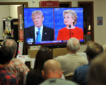 2016年9月26日晚，美国两党总统候选人川普和希拉里进行首场总统电视辩论会，吸引上亿观众收看。图为爱荷华州川普的支持者在竞选总部观看电视辩论会。(Steve Pope/Getty Images)