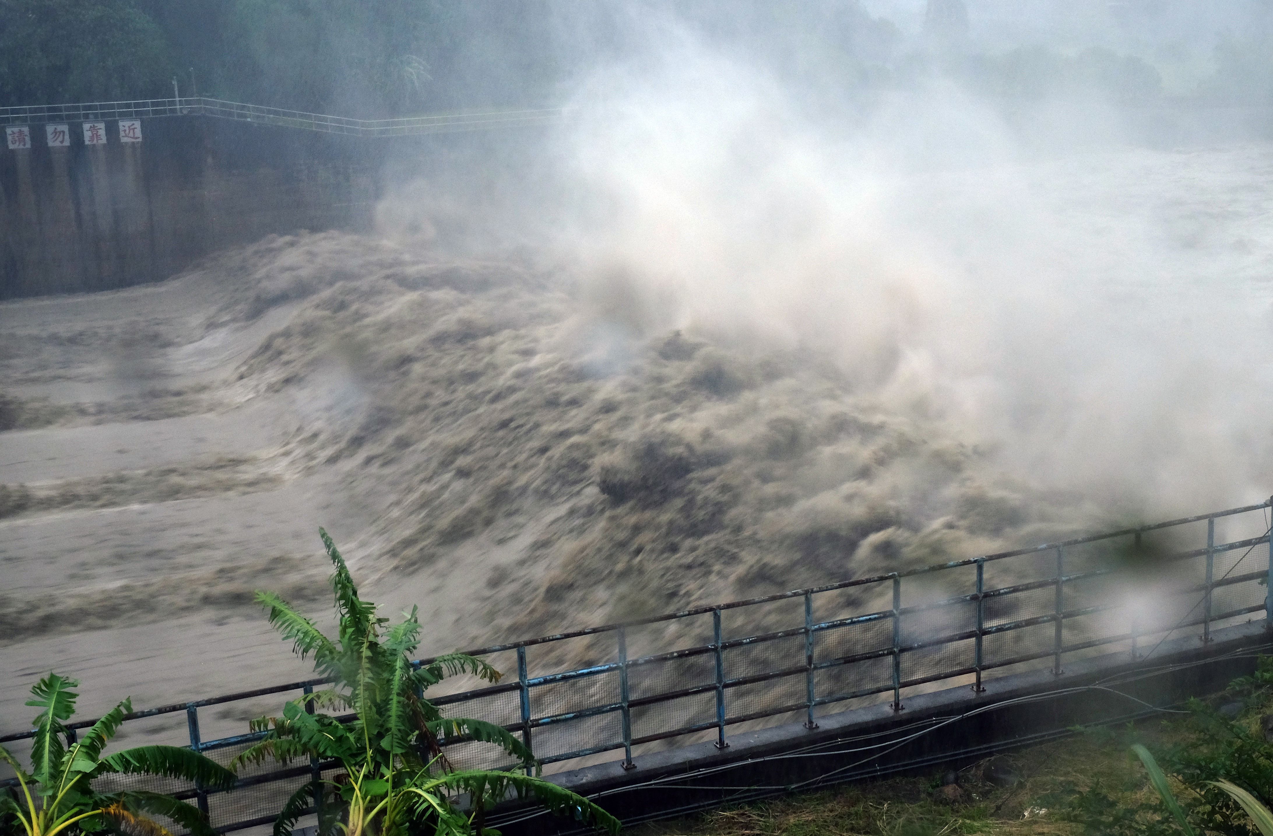 Typhoon Champi Paralyzes Taiwan as Flights and Markets Close