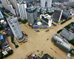 9月28日，台风鲇鱼登陆福建省，带来狂风暴雨。（STR/AFP/Getty Images）