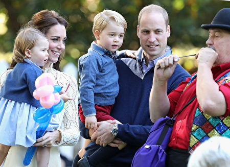 9月29日，威廉王子夫婦帶著喬治小王子和夏洛特小公主參加加拿大一個軍人家庭兒童派對，喬治和夏洛特再次成爲媒體關注焦點。 (Chris Jackson - Pool/Getty Images)