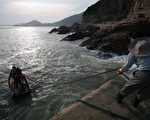 在去年一场争夺捕捞场所的纷争当中，至少十人死亡，凸显了随着渔业资源萎缩，渔民难以盈利，导致中国捕捞行业冲突上升。 (China Photos/Getty Images)