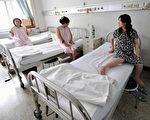中共国家卫生计生委副主任马晓伟本周说，今年上半年中国产妇死亡率飙升三分之一。这个大幅攀升的数字令人忧虑，但是他列举的数据前后矛盾，引发人们质疑。 (FREDERIC J. BROWN/AFP/Getty Images)