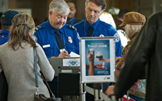 華盛頓特區裡根國家機場的美國交通管理局官員正在檢查旅客的私人證件信息。(PAUL J. RICHARDS/AFP/Getty Images)
