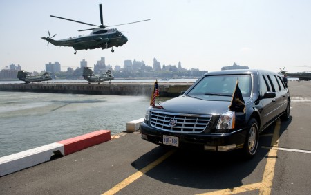 圖中是奧巴馬的海軍陸戰隊1號總統專用直升機和代號野獸的專用座駕陸軍1號凱迪拉克防彈車。這些設備隨先遣隊提前由2架C-17運輸機運抵杭州蕭山國際機場。(AFP)