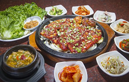 辣甜五花肉及眾多小菜。（蔣凱/大紀元）