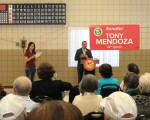 加州32选区参议员托尼·门多萨（Tony Mendoza）15日在哈岗老人活动中心与蓍英庆中秋，提供了表演节目与月饼。（袁玫/大纪元）