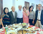 日本湾生竹中信子、冨永胜、清水一也（左起）、松本洽盛（右1）等在台南餐厅享用台南美食。（赖友容／大纪元）