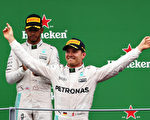 F1意大利站，梅賽德斯車隊羅斯伯格（前）力壓隊友漢密爾頓，首次在蒙扎奪冠。 (Charles Coates/Getty Images)