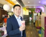 7年前，28岁的Solomon Choi 毅然卖掉车子，怀揣开一家自助冻酸奶店的梦想，只身来到纽约；7年后，他的生意扩大到6个州、45家店（16 Handles提供）