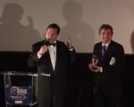伯班克國際電影節主席傑夫·萊克特（左）頒發蓋瑞·馬歇爾精神奬（The Gary Marshall spirit award），由馬歇爾兒子，也好萊塢導演史考特·馬歇爾（Scott Marshall ）代領。（薛文/大紀元）