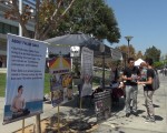 8月29日到8月31日，法輪功學員在洛杉磯聖莫妮卡學院（Santa Monica College）舉行制止活體摘除法輪功學員器官的徵簽活動。（薛文/大紀元）