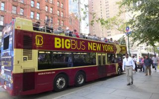 观光巴士增三倍添堵 市议员提限量