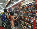 孩子开学 家长忙买文具