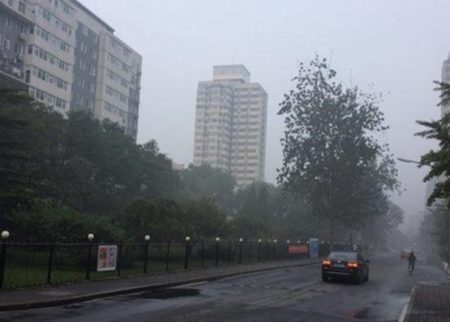 北京于24日出现严重雾霾，部分地方能见度不足1公里。（网络图片）