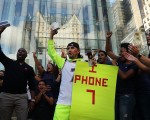 在纽约曼哈顿的一家苹果店外，首批买到iPhone 7的顾客。 (Spencer Platt/Getty Images)