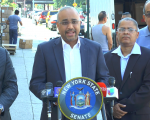 紐約州參議員Jose Peralta呼籲政府清理羅斯福大道上的不法行為。 (韓瑞/大紀元)