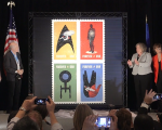 “星际迷航50周年”纪念邮票的发行让影迷们很兴奋。 (庄翊晨/大纪元)