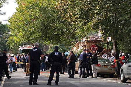爆炸发生后,大批警察和消防员到现场。