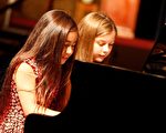 Forte音乐学校的学生表演钢琴四手联弹 。（Forte音乐学校提供）