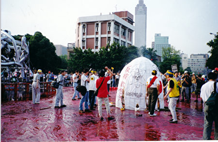 图: 2000年5月,林圣崇组织了反核能电厂运动,陈诉核能带来的污染与危害,要求政府关闭这些电厂。 (林圣崇提供)