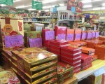 永隆超市琳琅满目的中秋月饼正在热卖。（杨琼宇/大纪元）