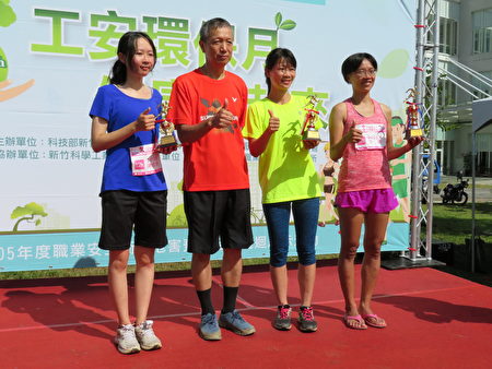 经过一番激烈竞赛,12公里个人项目女子组前三名揭晓获奖。(新竹科管局提供)