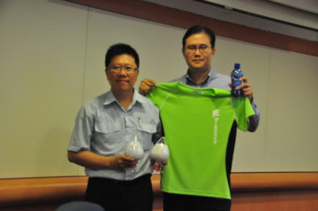「遠東新世紀公司」化纖總部協理黃全億(右)說明，環保回收再利用的運動衣生產過程。（賴月貴／大紀元）
