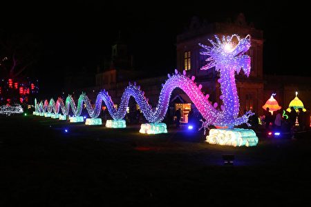 巨龙灯雕由6万个瓷盘、杯子和碗构建。（Lumination活动官网提供）