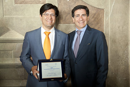 Miguel Canales博士（左1）接受意大利毛发修复外科学会颁发的科学贡献奖。（Miguel Canales提供）