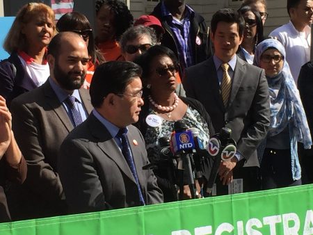 法拉盛市議員顧雅明在「學生選民登記日」推廣發布會上,呼籲華裔學生積極登記投票,事關自身利益。