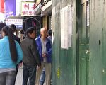 华埠社区现“挺川”告示