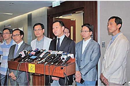 非建制派27名议员傍晚约见立法会主席梁君彦,谴责特首梁振英及律政司严重破坏三权分立。(蔡雯文/大纪元)