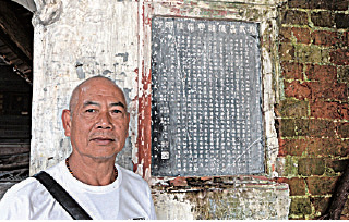 初世祖陶文质第20传子孙、陶兆林村长说,他们拜祭祖先,除了体现孝道之外,亦会铭记祖训。(宋祥龙/大纪元)