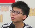 香港眾志秘書長黃之鋒昨日在電台節目中，質疑中國政府向泰國提供黑名單，令他無法入境，更被扣押10小時。（蔡雯文／大紀元）