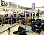 不得不在机场过夜的乘客。(MIGUEL MEDINA/AFP/Getty Images)