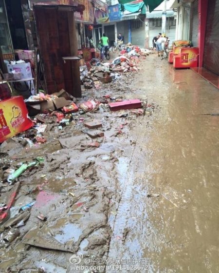 浙江平陽縣水頭鎮在「鯰魚」颱風期間,全鎮被水淹兩天兩夜,街道滿目瘡痍。(網絡圖片)