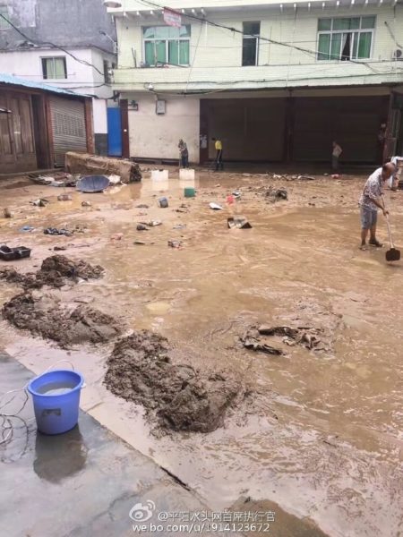 浙江平陽縣水頭鎮在「鯰魚」颱風期間,全鎮被水淹兩天兩夜,街道滿目瘡痍。(網絡圖片)