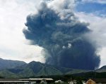 這是去年9月阿蘇火山爆發，噴發的濃煙竄升約達3,600米。（JIJI PRESS/SHOJI WAKAMIYA/AFP）