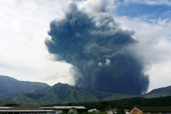 日本阿蘇火山大噴發 火山灰雲竄至上萬米