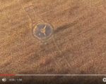 俄罗斯一处玉米田出现手表图案，而且指向6点10分，原因不明。（视频撷图）