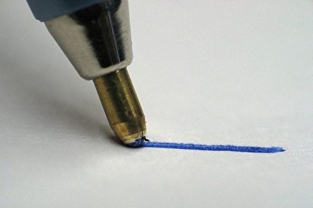 李克强在一次座谈会发言中承认,中国企业的生产能力有限,甚至连圆珠笔的圆珠都不能生产。(维基百科公有领域)