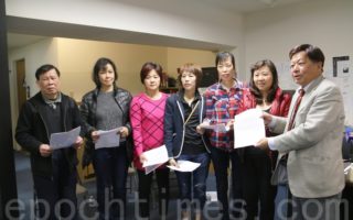 华埠街坊会主席李兆祥（右一）在9月30日，代表6户受唐人街地铁施工影响严重的店家，向市长李孟贤递交索赔的请愿书。（李霖昭/大纪元）