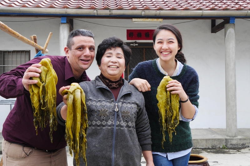 黃湘婷(右)在節目中帶著國外藝術家走訪台灣。(客家台提供)