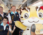 苗栗縣政府鼓勵低碳旅遊，在台灣好行南庄線推出兩款「貓裏喵」主題公車，並結合交通、旅宿業推出4款套票，吸引各地遊客體驗國際慢城南庄輕旅行。（苗栗縣政府提供）
