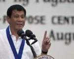 最新調查，菲律賓總統杜特蒂施政滿意度高達76%。圖為8月17日，杜特蒂在菲律賓國家警察馬尼拉總部演說。(NOEL CELIS/AFP/Getty Images)
