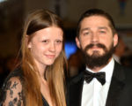圖右為男星希安‧拉博夫（台譯：西亞‧李畢福）與英國女友米婭‧哥特（台譯：米亞‧高斯）資料照。(Anthony Harvey/Getty Images for BFI)