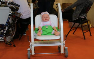 一機多用途的「多功能載具裝置」將嬰兒餐椅與老人輔具結合的生活產品。（樹德科大提供）