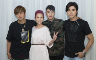 杨丞琳（左二）第三波主打MV《观众》，与她演艺生涯中合作的三位男星——贺军翔（右）、罗志祥（左）、潘玮柏（右二）再续前缘。（环球EMI提供）