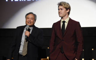 導演李安（左）新作《比利‧林恩的中場戰事》於第54屆紐約影展舉行全球首映，圖右為男主角喬‧阿爾文（又譯：喬‧歐文）。 (Jamie McCarthy/Getty Images)